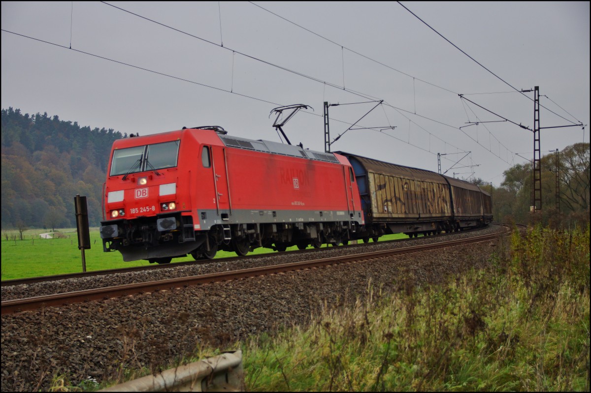 185 245-8 fährt mit einen Schiebewandzug in Richtung Süden am 28.10.14 bei Hermannspiegel.