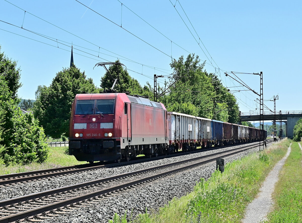 185 246-6 mit einem EANOS-Ganzzug in Thüngersheim gen Gemünden fahrend am 14.6.2022