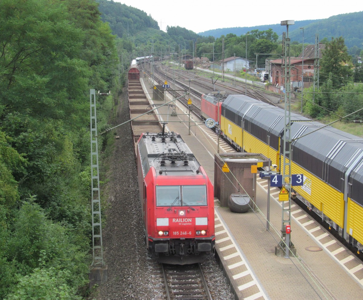 185 246-6 zieht am 27. August 2013 einen gemischten Gterzug durch Burgsinn in Richtung Schlchtern.