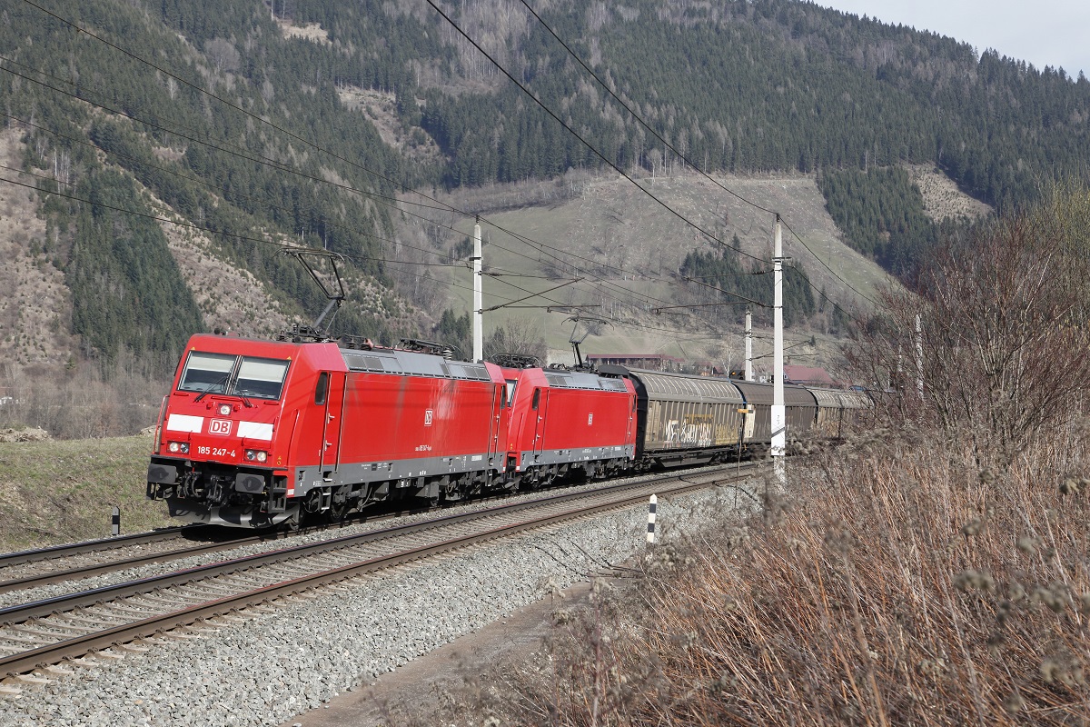 185 247 und 185 342 ziehen am 10.03.2014 den Güterzug 48930 bei Oberaich Richtung Westen.