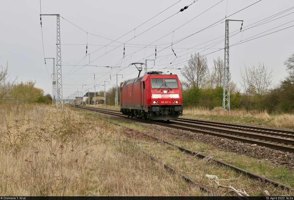 185 247-4 nimmt als Tfzf in Teutschenthal, Dömikenweg, Kurs auf die Region Mansfeld-Südharz.
Das Quertragwerk und die alten Schienenstränge im Vordergrund zeugen von einst umfangreicheren Gleisanlagen.

🧰 DB Cargo
🕓 13.4.2022 | 16:24 Uhr