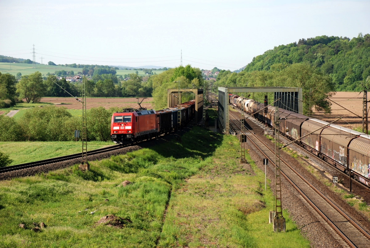 185 247 in Blankenheim Bbf auf dem Gleis in Richtung Rbf Bebra am 9.5.2018.