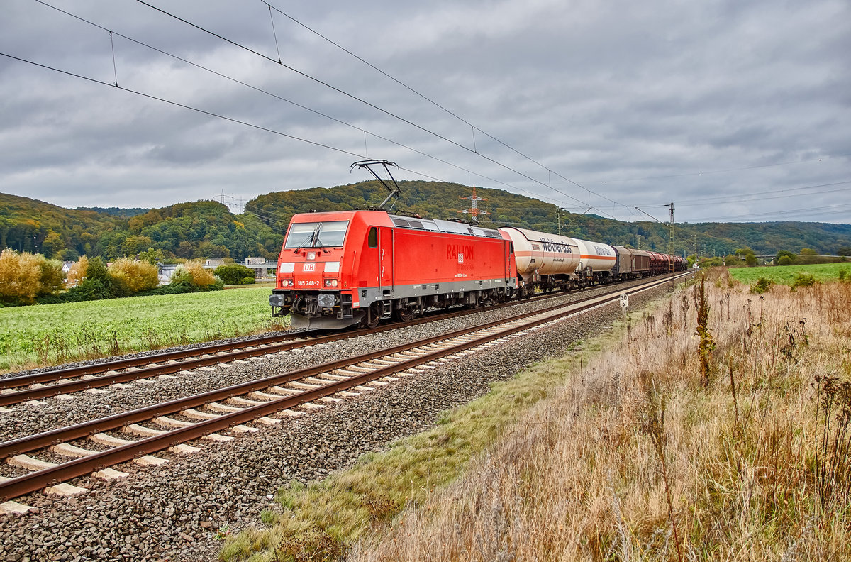 185 248-2 ist am 13.10.16 mit einen gemischten Güterzug bei Harrbach unterwegs. 