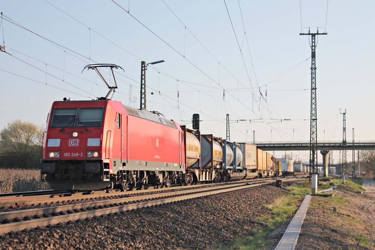 185 248-2 am Abend des 27.03.2017 mit ihrem KLV nördlich von Müllheim (Baden) auf der KBS 703 im Markgräflerland und fuhr gen Freiburg (Breisgau).