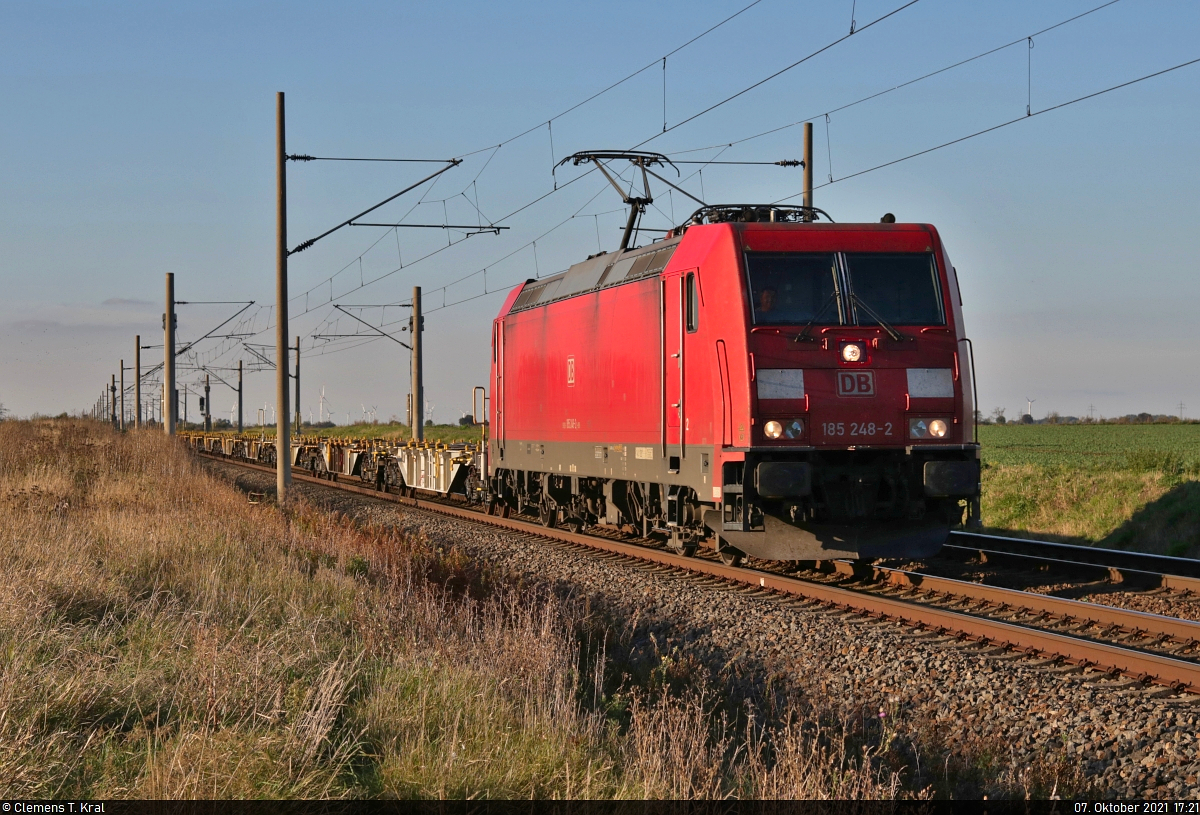 185 248-2 fährt mit leeren Containertragwagen bei Eismannsdorf (Niemberg) Richtung Halle (Saale).

🧰 DB Cargo
🚩 Bahnstrecke Magdeburg–Leipzig (KBS 340)
🕓 7.10.2021 | 17:21 Uhr