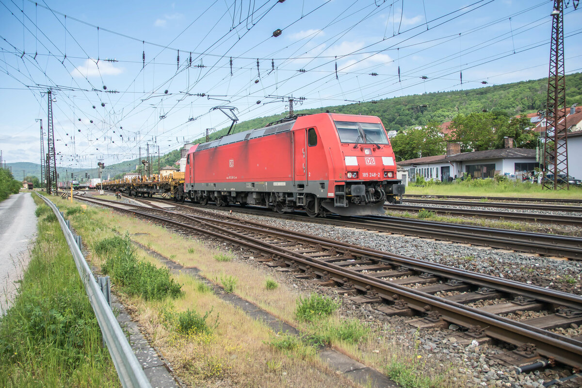 185 248-2 mit einem Schienenzug bei der Außfahrt von Gemünden/M. am 24.05.2023