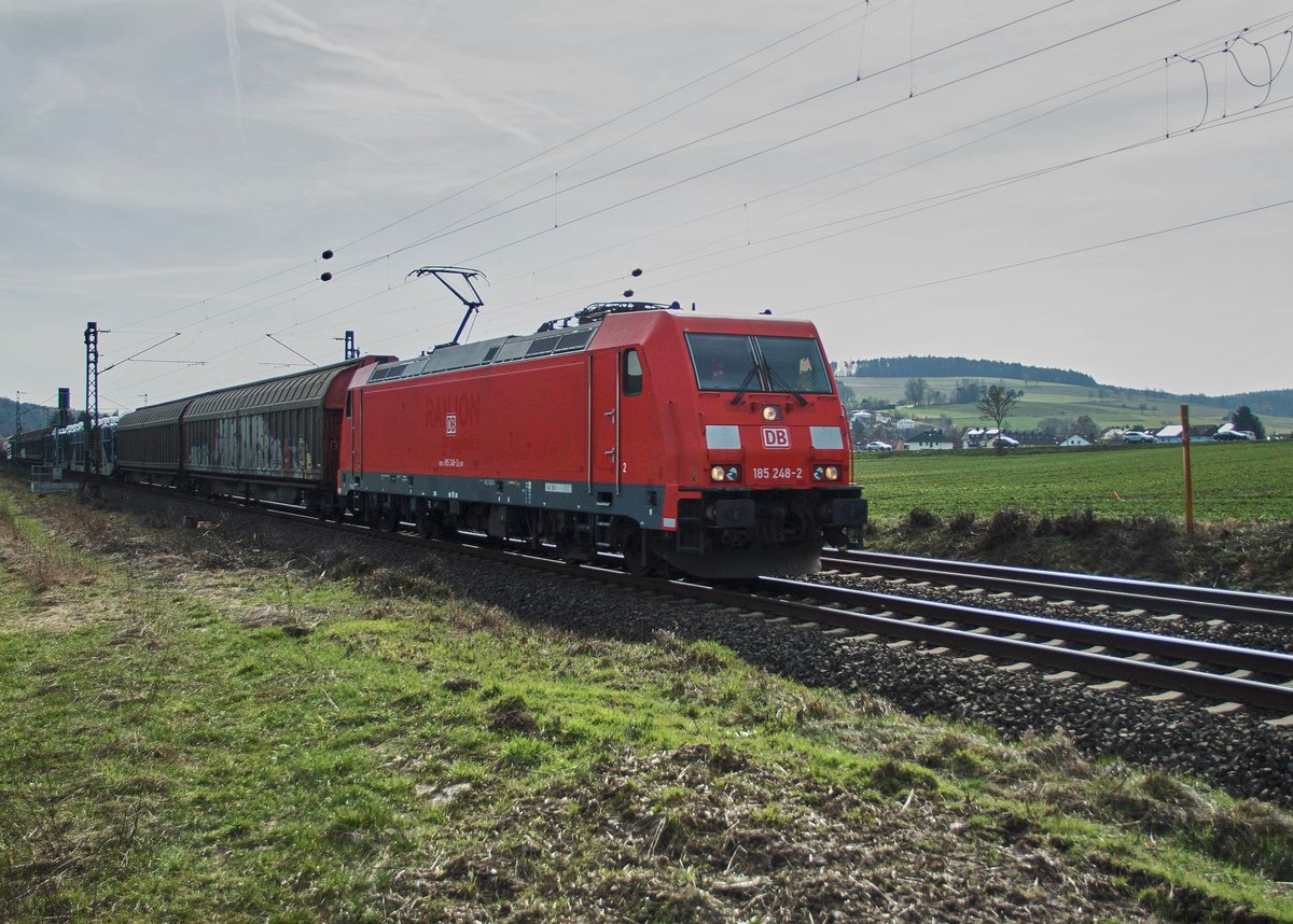 185 248-2 ist mit einen Mischer bei Reilos am 14.03.2017 zu sehen.