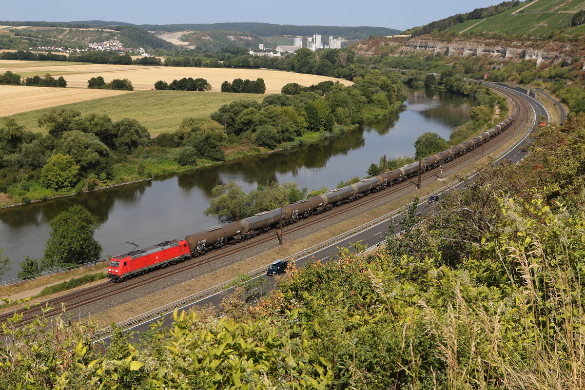 185 248 mit einem Kesselwagenzug am 5. August 2022 bei Himmelstadt im Maintal.