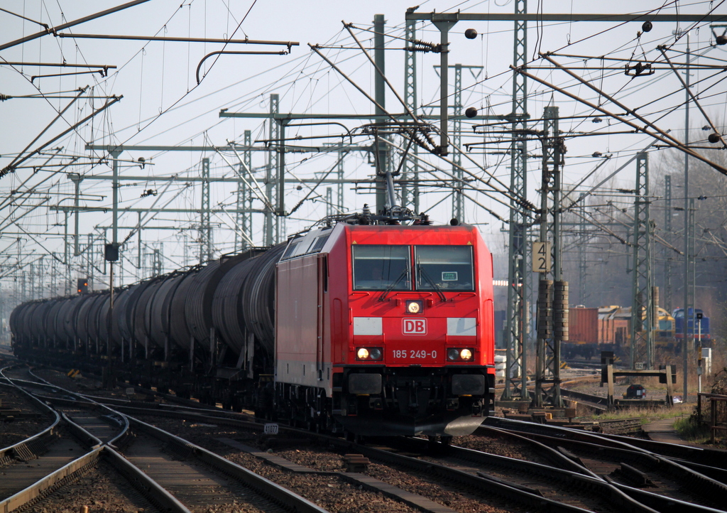 185 249-0 fuhr mit Kessewagen Richtung Hamburg-Waltershof durch Hamburg-Harburg recht´s steht die Raildox V100.Aufgenommen am 29.03.2014 