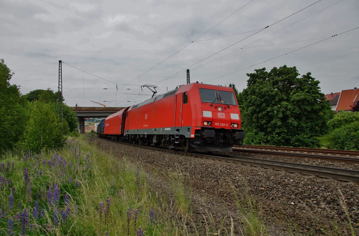 185 249-0 ist mit einen gemischten Güterzug am 10.06.15 bei Fulda unterwegs.