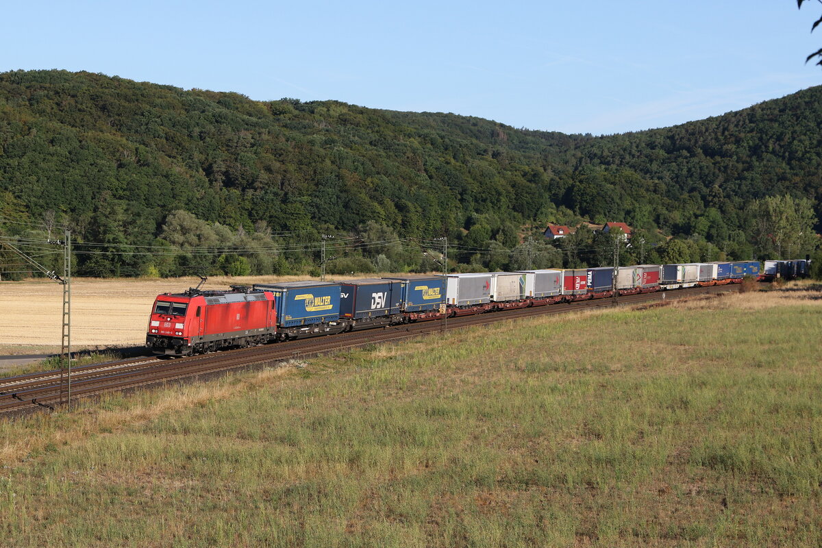 185 249 mit einem  KLV  aus Gemünden kommend am 7. August 2022 bei Harrbach am Main.