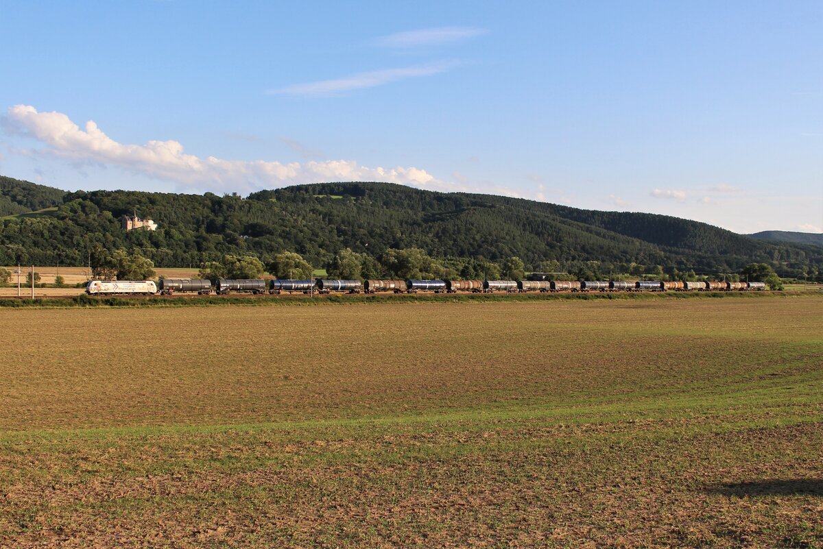 185 249 RHC fuhr am 11.08.21 mit einem Kesselzug durch Etzelbach. Im Hintergrund sieht man die Weißenburg.