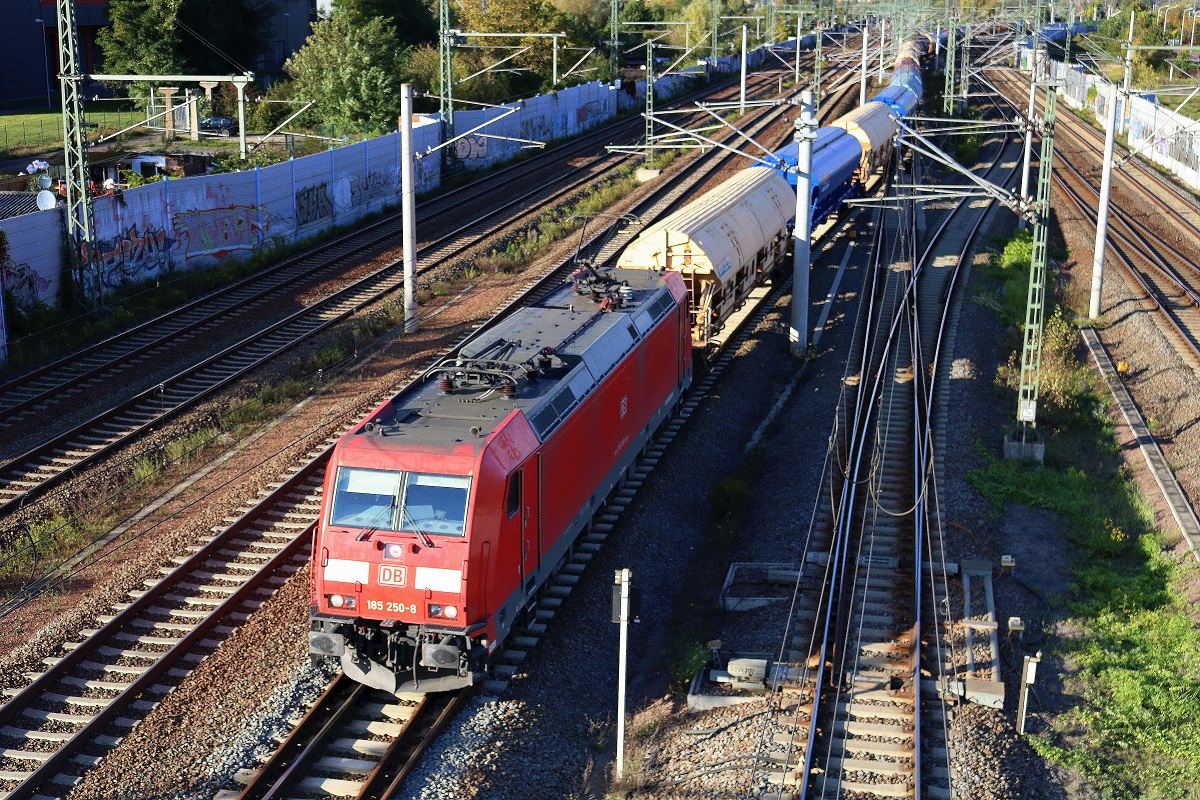 185 250-8 DB als Gz passiert den Abzweig Thüringen (At), kommend von Halle(Saale)Hbf. Aufgenommen von der Brücke Dieselstraße in Halle (Saale). [3.10.2017 | 16:37 Uhr]