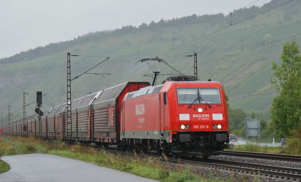 185 251-6 am 18.09.13 mit einen Autozug Richtung Sden.
