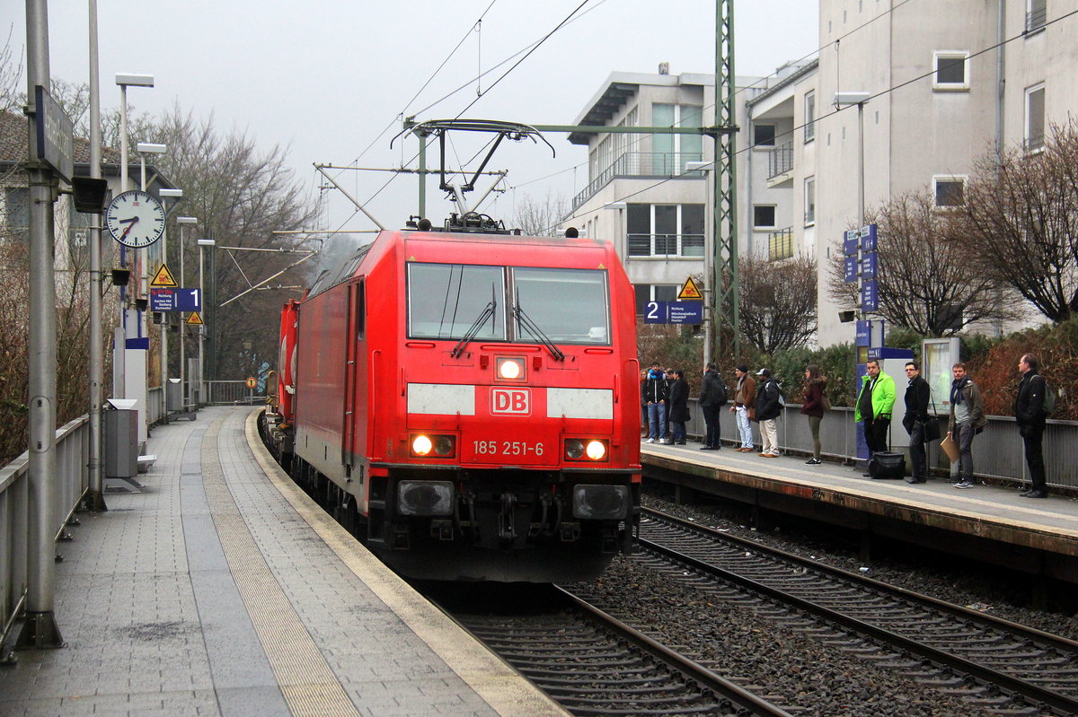 185 251-6  DB kommt aus Richtung Aachen-West mit einem LKW-Zug aus Zeebrugge-Ramskapelle(B) nach Novara(I) und fährt durch Aachen-Schanz in Richtung Aachen-Hbf,Aachen-Rothe-Erde,Stolberg-Hbf(Rheinland)Eschweiler-Hbf,Langerwehe,Düren,Merzenich,Buir,Horrem,Kerpen-Köln-Ehrenfeld,Köln-West,Köln-Süd. 
Aufgenommen vom Bahnsteig von Aachen-Schanz. 
Bei Regenwetter am Morgen vom 28.3.2018.