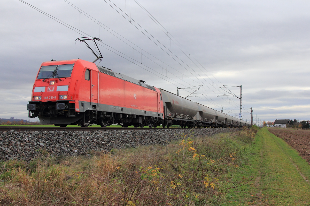 185 251-6 DB Schenker bei Lichtenfels am 10.11.2015.
