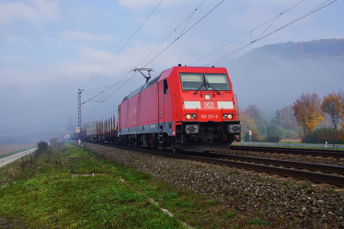 185 251-6 kommt hier mit einen gemischten Güterzug gesehen am 27.10.15 bei Thüngersheim.