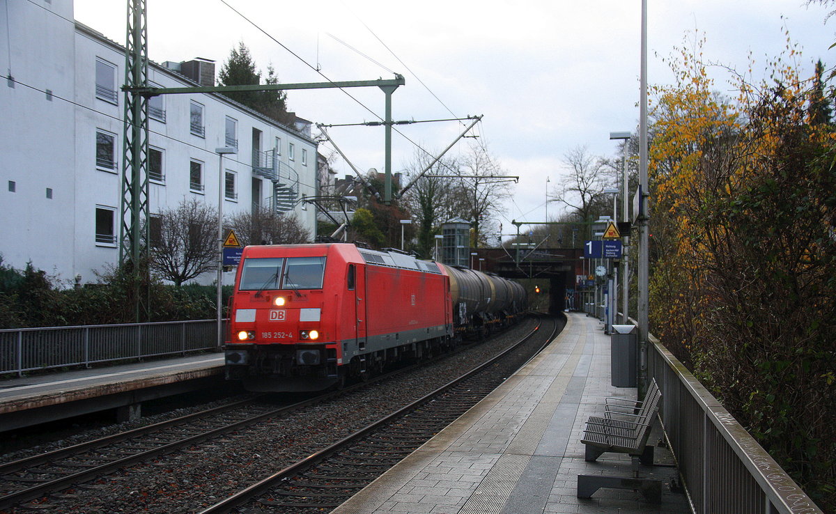 185 252-4 DB kommt aus Richtung Köln,Aachen-Hbf und fährt durch Aachen-Schanz mit einem Kesselzug aus Burghausen-Wackerwerk(D) nach Antwerpen-Noord/Verb.Adpo(B)  und fährt in Richtung Aachen-West. 
Aufgenommen vom Bahnsteig von Aachen-Schanz. 
Am Kalten Morgen vom 14.12.2017.