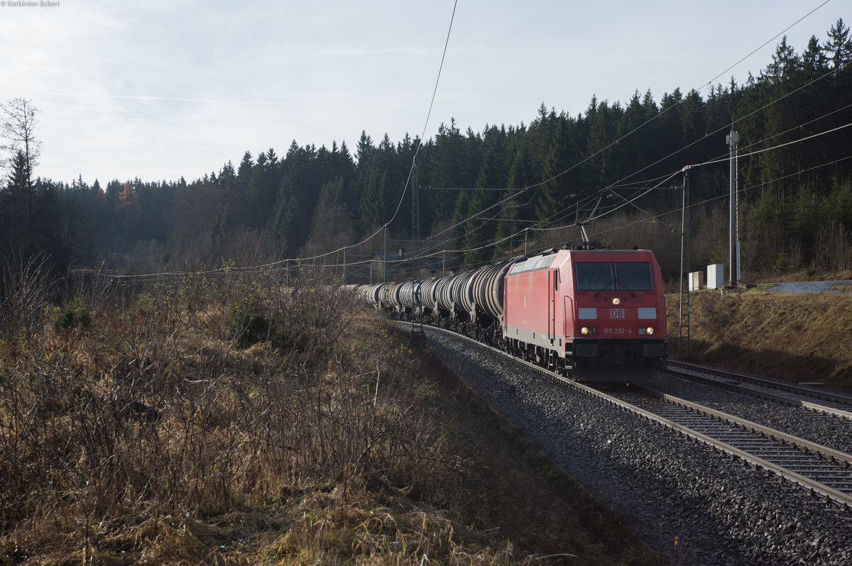 185 252-4 mit einem Kesselwagenzug bei Steinbach am Wald Richtung Saalfeld, 23.11.2017