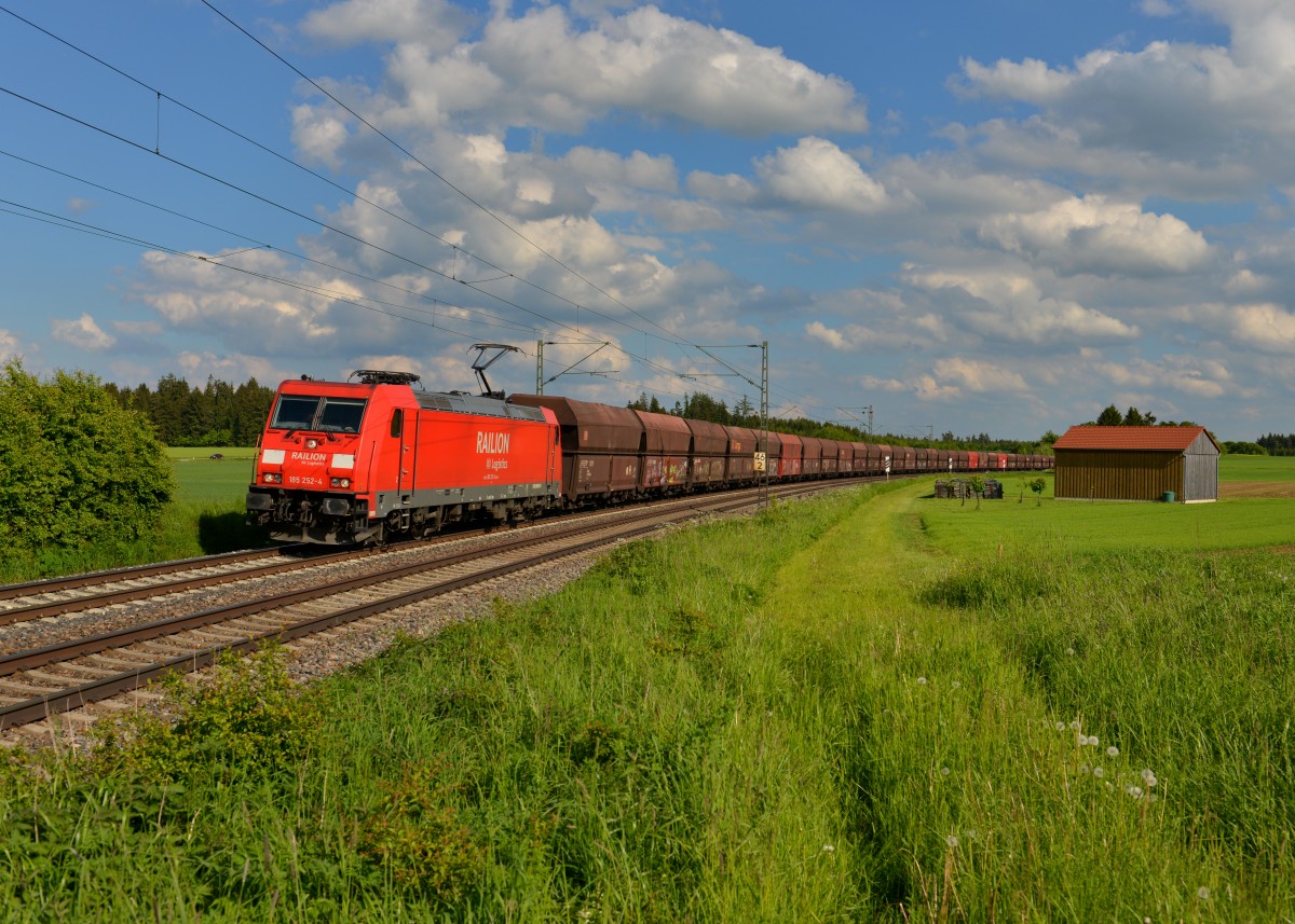 185 252 mit einem Erzzug am 28.05.2013 bei Batzhausen. 