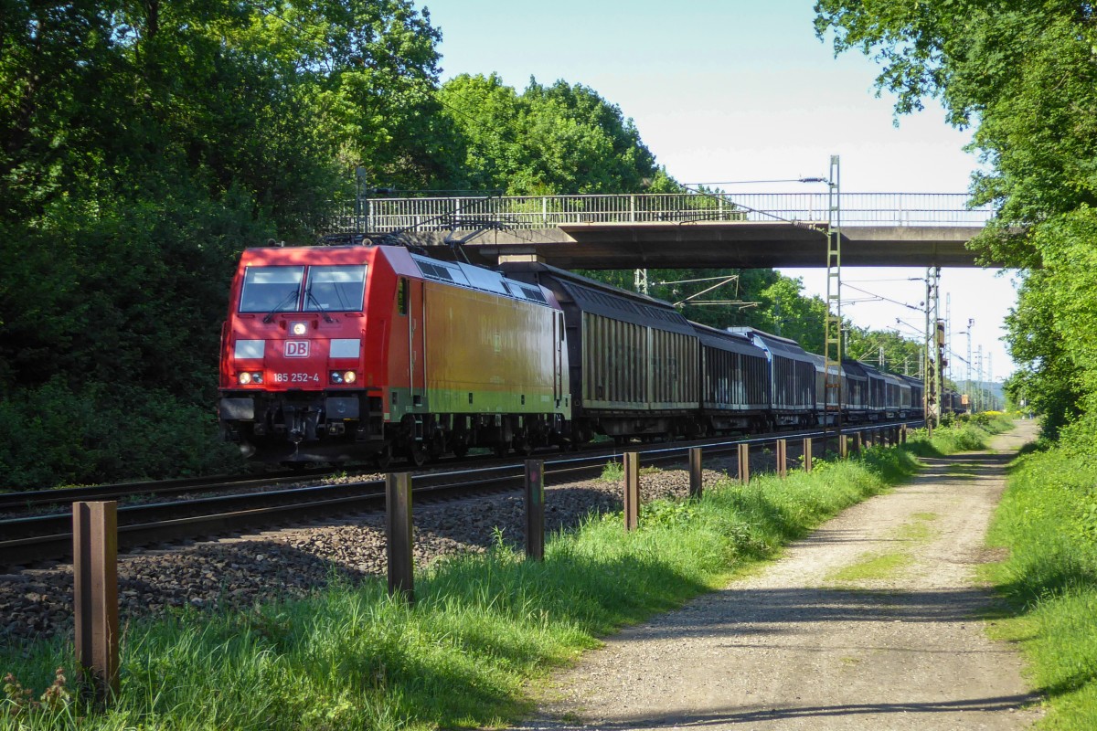 185 252 rollt rechtsrheinisch durch Menden in Richtung Süden. Aufgenommen am 03/05/2014.
