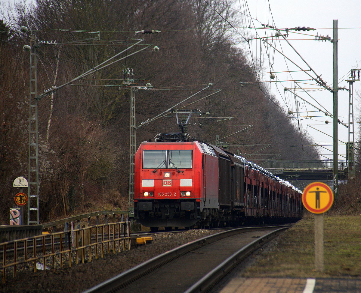 185 253-2 DB  kommt die Kohlscheider-Rampe hoch aus Richtung Neuss,Herzogenrath mit einem Audi-VW-Zug aus Osnabrück nach Kortenberg-Goederen(B) und fährt durch Kohlscheid in Richtung Richterich,Laurensberg,Aachen-West. 
Aufgenommen vom Bahnsteig 1 in Kohlscheid.
Bei Sonnenschein am Kalten Mittag vom 2.2.2017.