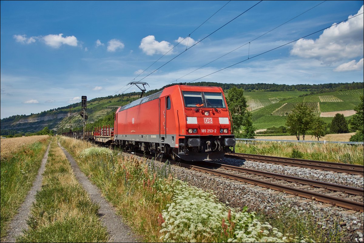 185 253-2 ist mit einen Stahlzug bei Thüngersheim am 05.07.2017 unterwegs.