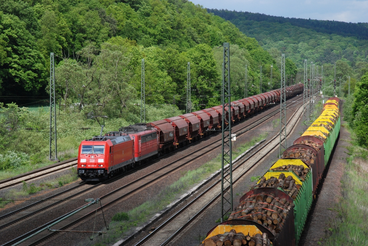 185 253 mit einer 151 als Wagenlok vor Kalizug aus Heringen in Mecklar (24.4.2010).