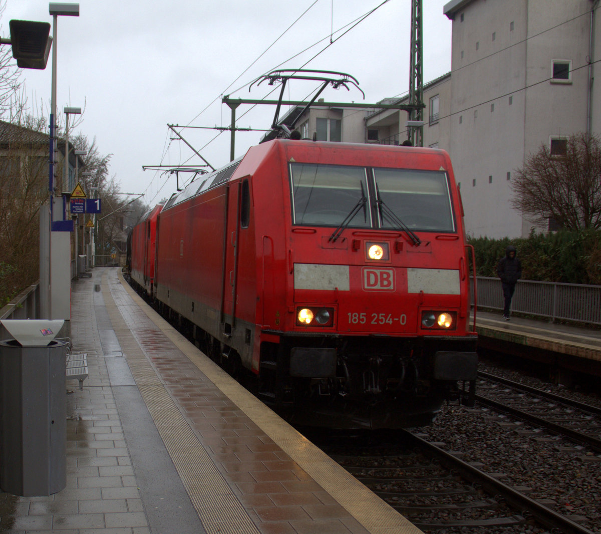 185 254-0 und 185 247-4 beide von DB und fahren durch Aachen-Schanz mit einem langen Ölzug aus Antwerpen-Petrol(B) nach Basel(CH) und kommen aus Richtung Aachen-West in Richtung Aachen-Hbf,Aachen-Rothe-Erde,Stolberg-Hbf(Rheinland)Eschweiler-Hbf,Langerwehe,Düren,Merzenich,Buir,Horrem,Kerpen-Köln-Ehrenfeld,Köln-West,Köln-Süd. Aufgenommen vom Bahnsteig von Aachen-Schanz. Bei Regenwetter am Morgen vom 13.3.2019.