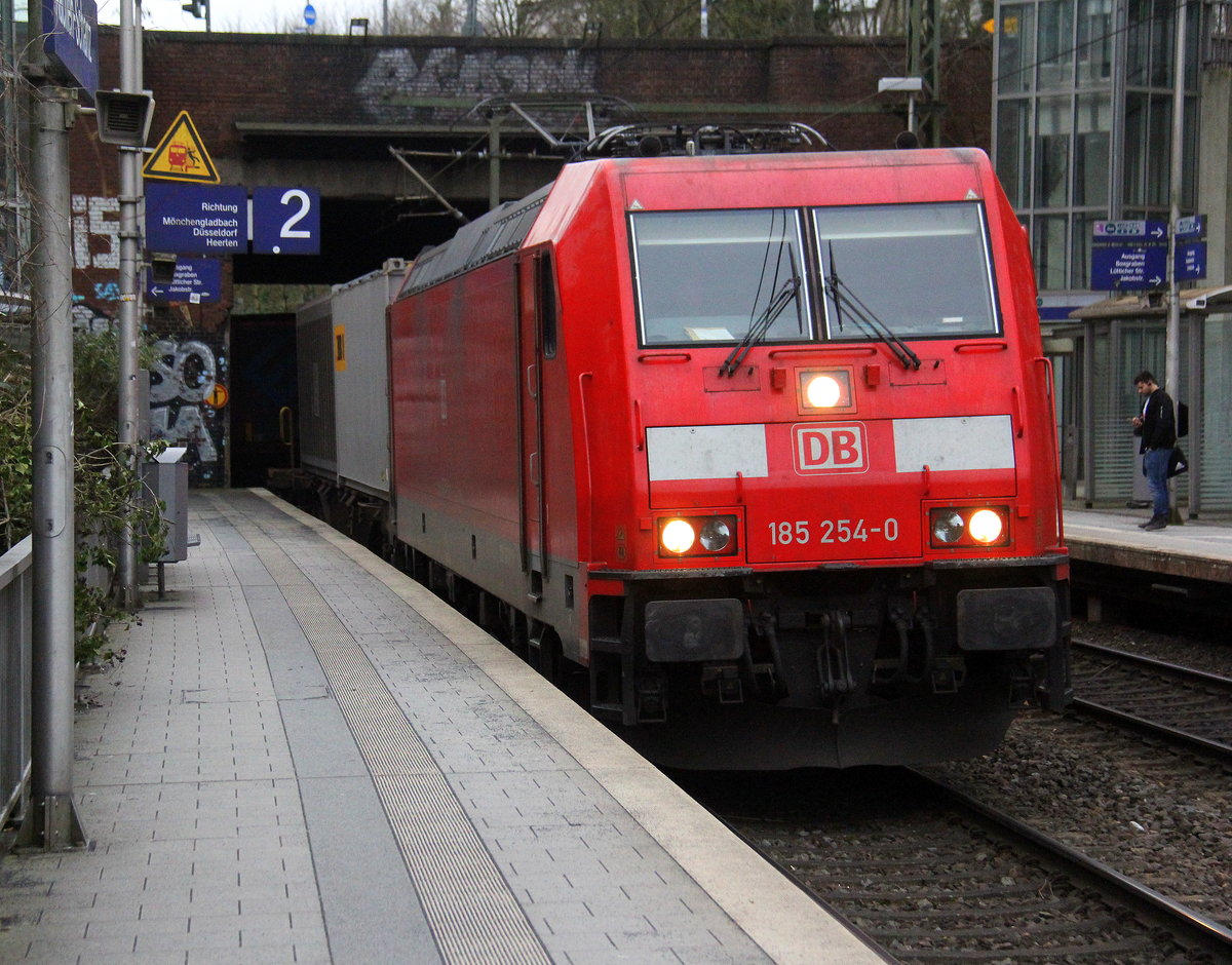 185 254-0 DB kommt aus Richtung Köln,Aachen-Hbf und fährt durch Aachen-Schanz mit einem Containerzug aus Verona(I) nach Antwerpen-Combinant(B) und fährt in Richtung Aachen-West. Aufgenommen vom Bahnsteig von Aachen-Schanz. 
Am Abend vom 12.3.2019.