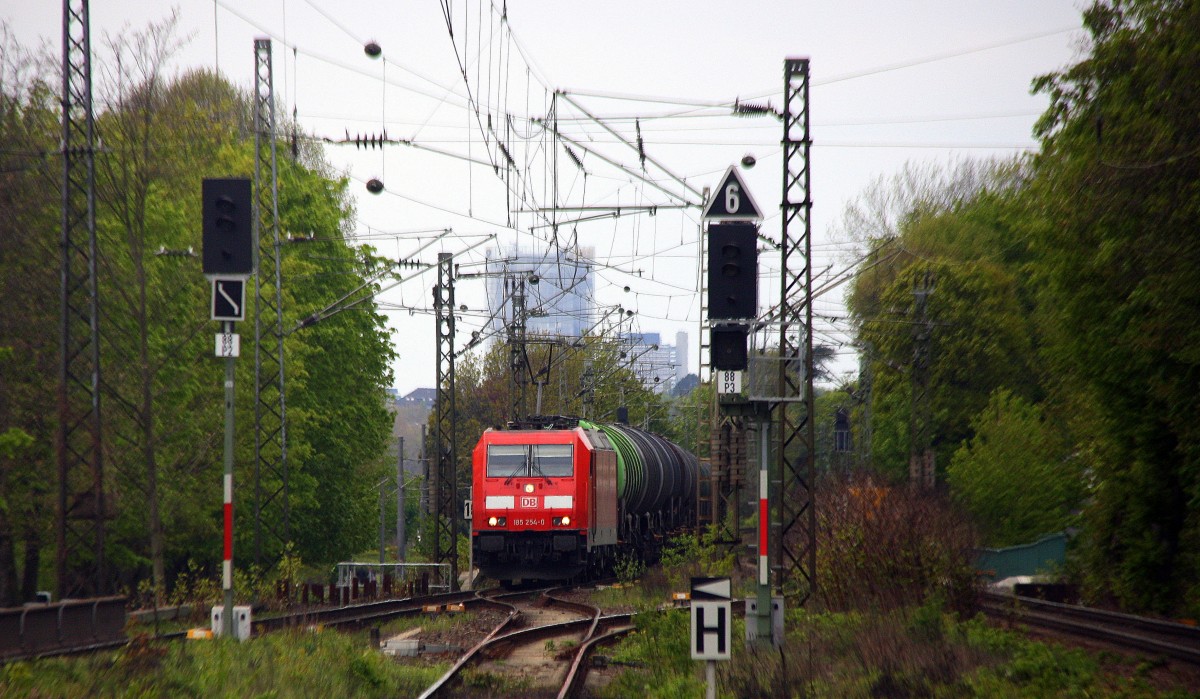 185 254-0 DB kommt  mit einem kurzen Kesselzug aus Richtung Köln und fährt in Richtung Koblenz. 
Aufgenommen auf der Rechten Rheinstrecke (KBS 465) in (Rhöndorf am Rhein).
Bei Sonne und Wolken am Nachmittag vom 29.4.2015.