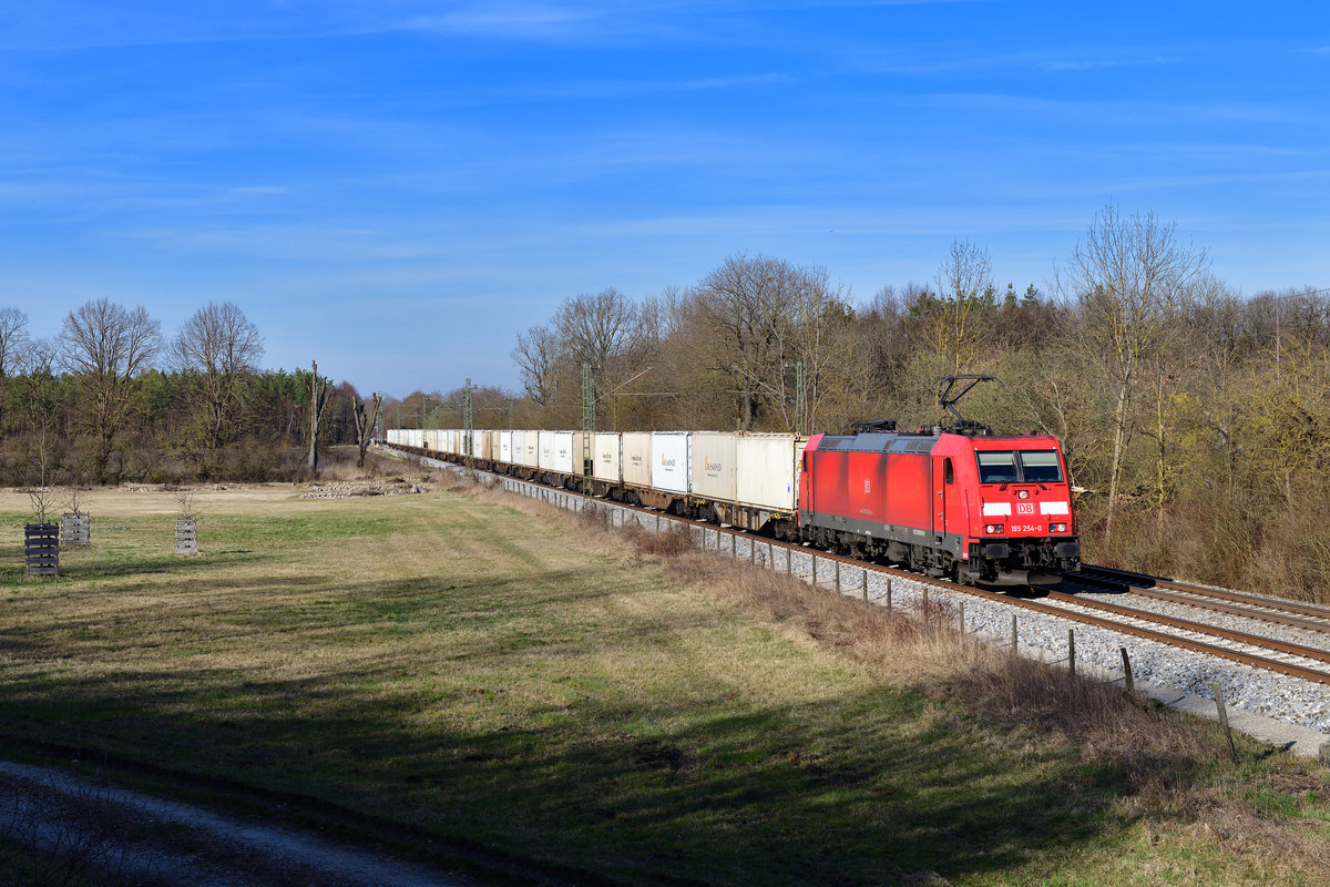 185 254 mit einem Zuckerzug am 16.03.2020 bei Feldmoching.