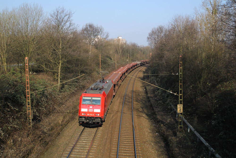185 254 mit leeren Autotransportwagen auf der Hannoveraner Güterumgehungsbahn. 
Aufnahmedatum: 27.02.2014
