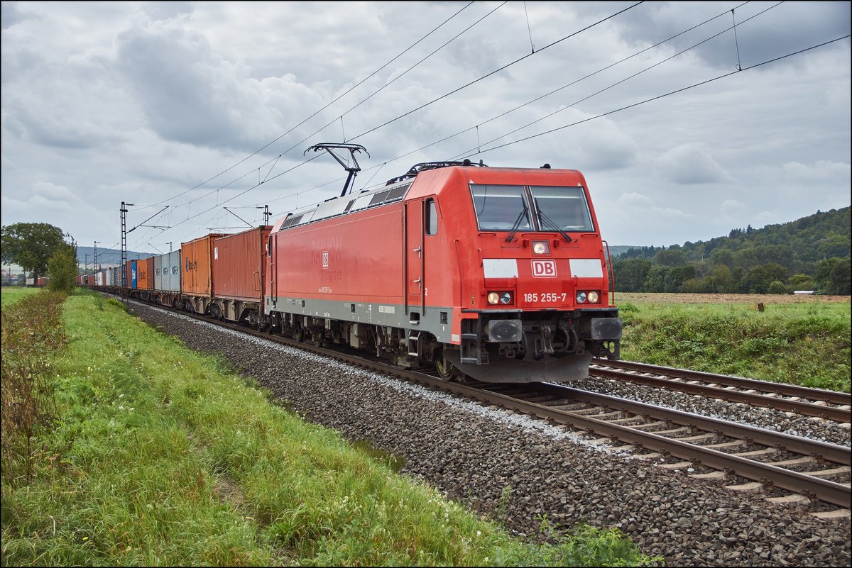 185 255-7 ist mit einen Containerzug in Richtung norden unterwegs,gesehen am 07.09.2017 bei Retzbach.