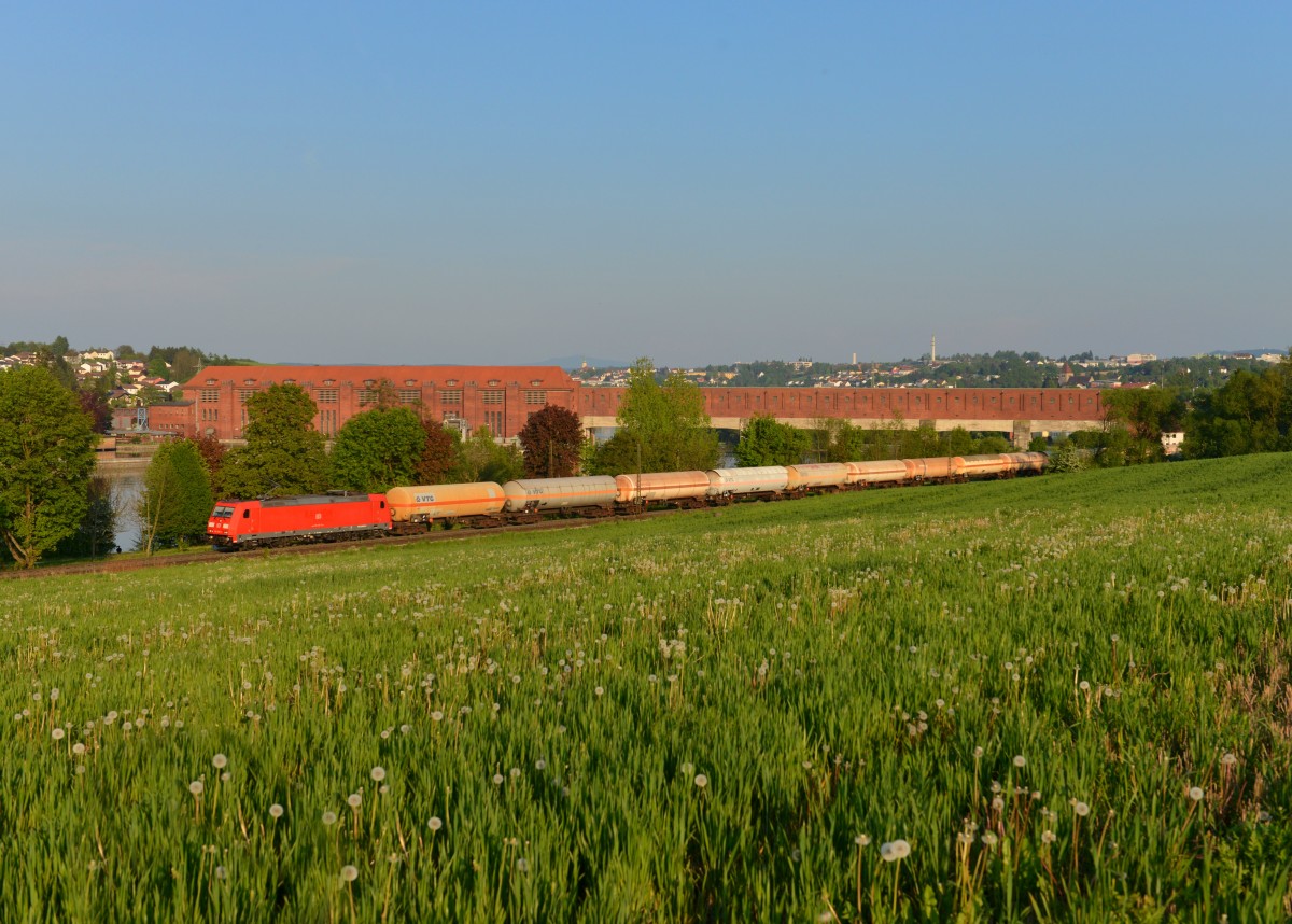 185 255 mit einem Gaskesselzug am 01.05.2014 bei Passau.