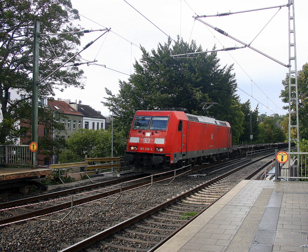 185 256-5 DB  kommt aus Richtung Aachen-West mit einem langen MSC-Containerzug aus Antwerpen-Berendrecht(B) nach Weil Am Rhein(D) und fährt durch Aachen-Schanz in Richtung Aachen-Hbf,Aachen-Rothe-Erde,Stolberg-Hbf(Rheinland)Eschweiler-Hbf,Langerwehe,Düren,Merzenich,Buir,Horrem,Kerpen-Köln-Ehrenfeld,Köln-West,Köln-Süd. Bei Sonne und Regenwolken am Nachmittag vom 14.9.2015.