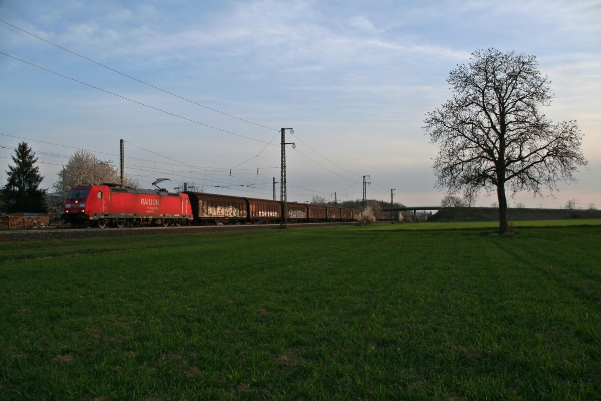 185 256-5 mit einem RedBullzug aus Bludenz in Richtung Bremerhafen-Kaiserhafen am Abend des 29.03.14 sdlich von Auggen.