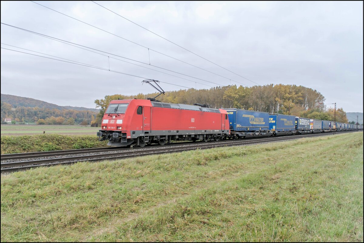 185 256-5 mit einen Aufliegerzug in Richtung Würzburg,Himmelstadt am 27.10.2021
