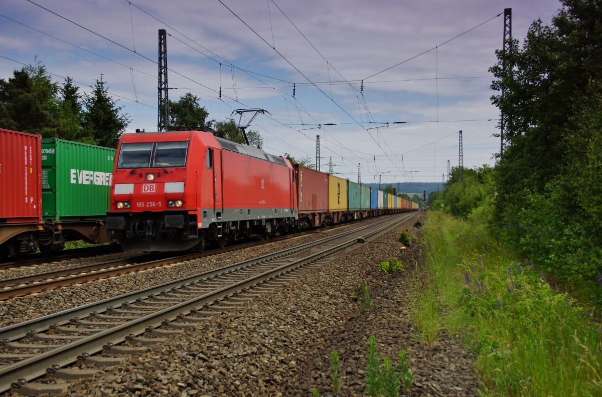 185 256-5 mit einen Containerzug überholt einen anderen Containerzug am 10.06.15 bei Fulda. 
