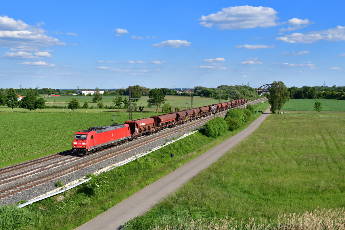 185 256 mit einem Schotterzug am 27.05.2020 bei Donauwörth.