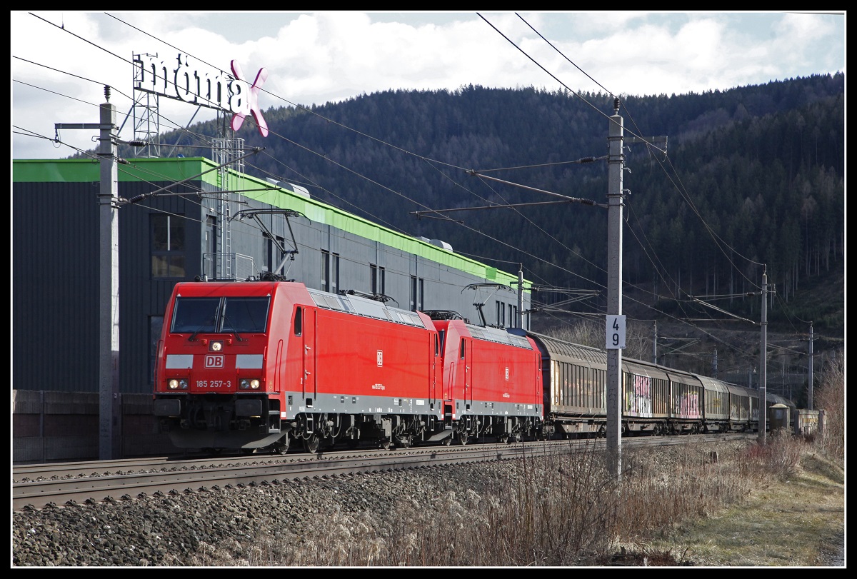 185 257 + 185... mit Güterzug bei Bruck-Mur am 27.02.2020.