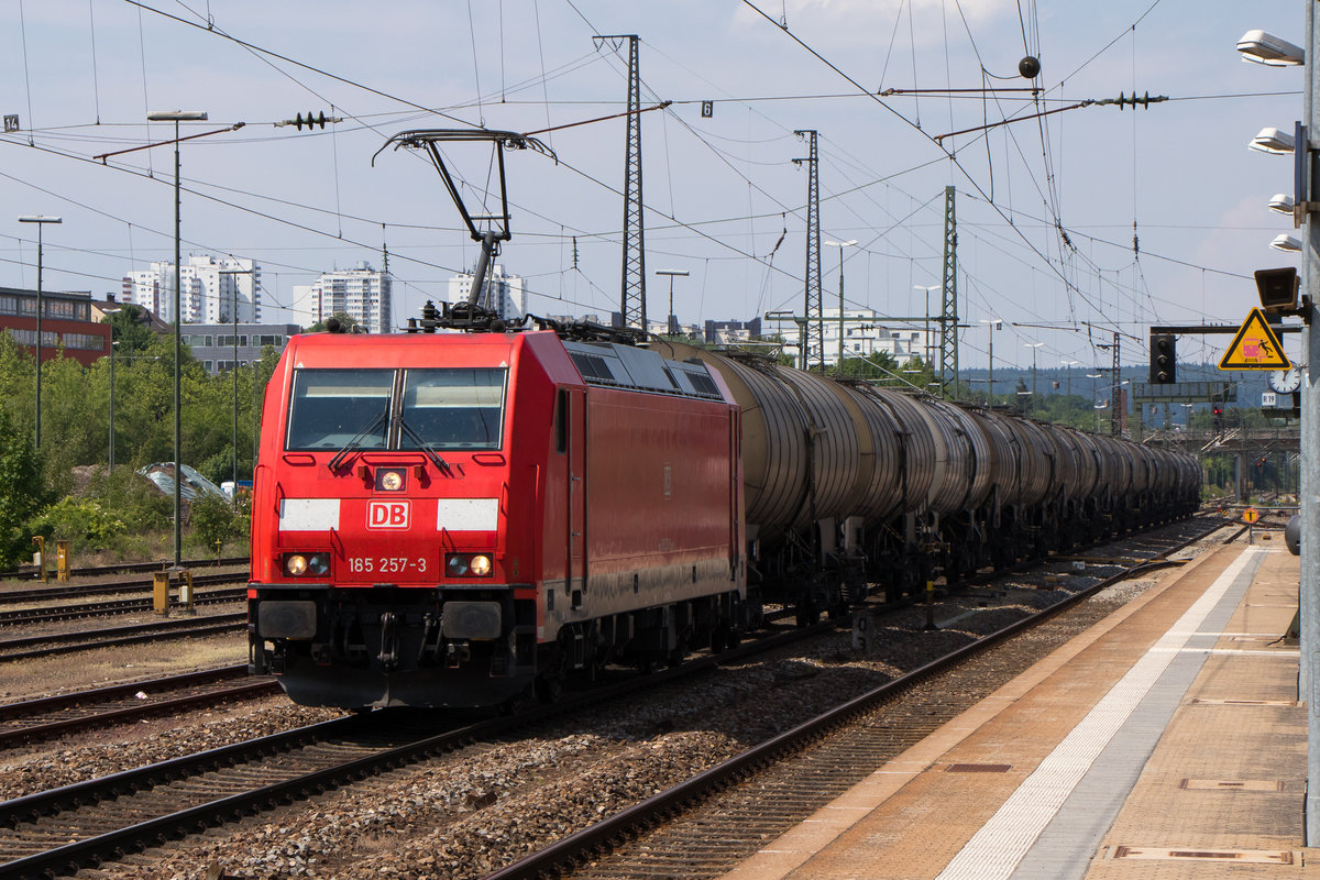 185 257-3 mit einem Kesselzug. Aufgenommen am 10. Mai 2018 in Regensburg. 