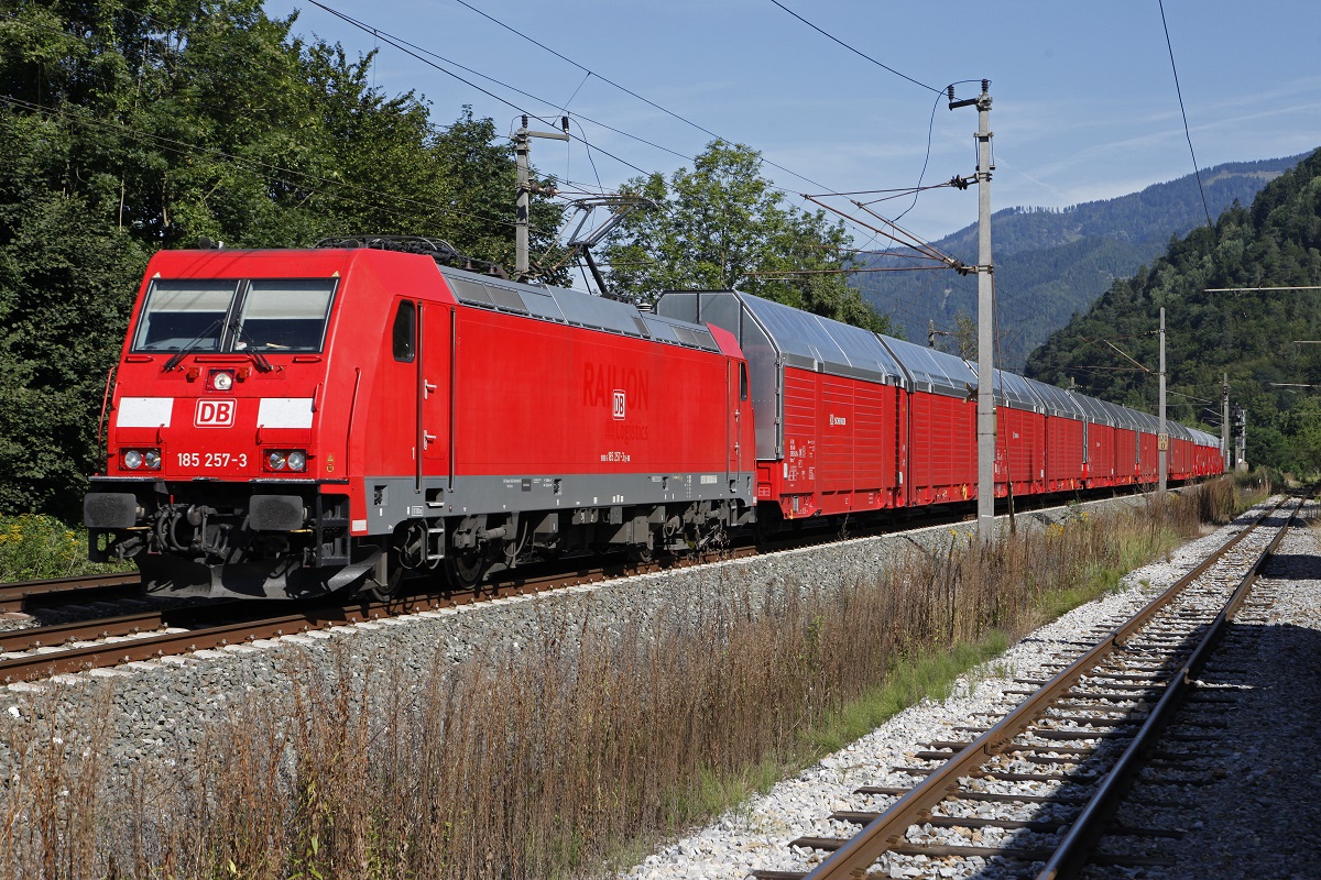 185 257 mit Güterzug bei Mixnitz am 27.08.2015.