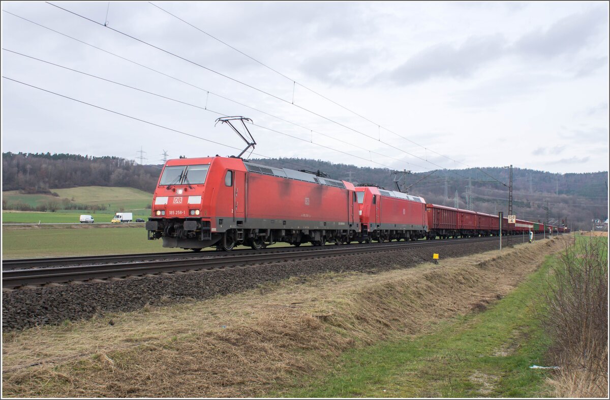 185 258-1 u. 185 227-6 als Doppeltraktion mit einem Güterzug bei Reilos am 21.02.2024.