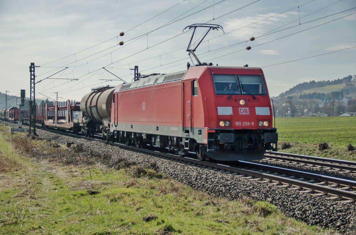 185 259-9 bei Reilos am 14.03.2017 mit einen gemischten Güterzug zu sehen.