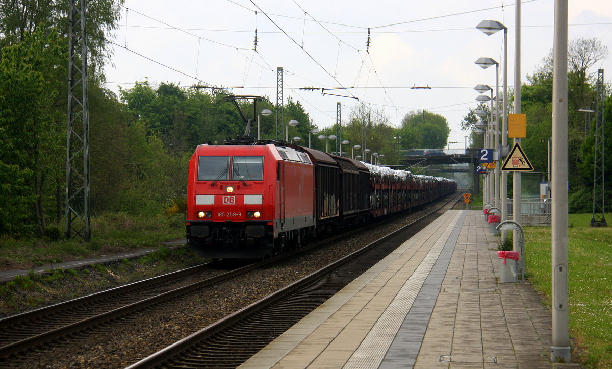 185 259-9 DB  kommt mit einem Audi-VW-Zug aus Osnabrück nach Kortenberg-Goederen(B)und kommt aus Richtung Mönchengladbach-Hbf,Rheydt-Hbf,Wickrath,Beckrath,Herrath,Erkelenz,Baal,Hückelhoven-Baal,Brachelen,Lindern,Süggerath,Geilenkirchen,Frelenberg,Zweibrüggen und fährt durch  Übach-Palenberg in Richtung Rimburg,Finkenrath,Hofstadt,Herzogenrath, Kohlscheid,Richterich,Laurensberg,Aachen-West.
Aufgenommen von Bahnsteig 2 von Übach-Palenberg.
Am Abend vom 8.5.2017. 