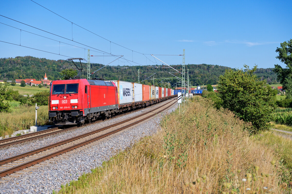 185 259 DB Cargo mit einem Containerzug bei Oberdachstetten Richtung Würzburg, 06.08.2020