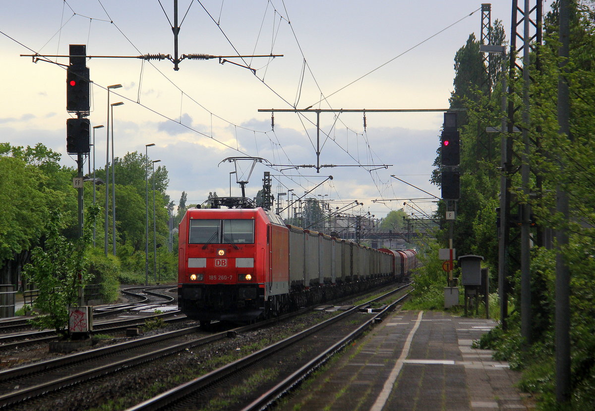 185 260-7 DB  kommt mit einem Aluzug aus Nievenheim nach Göttingen und kommt aus Richtung Neuss und fährt durch Duisburg-Rheinhausen-Ost in Richtung Duisburg-Hochfeld-Süd. Aufgenommen vom Bahnsteig in Duisburg-Rheinhausen-Ost. 
Bei Sonne und Regenwolken am Nachmittag vom 30.4.2018. 