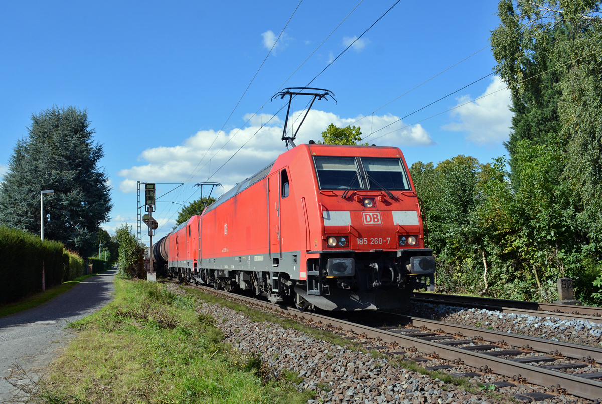 185 260-7 mit  Kollege  vor Kesselwagen in Bonn-Beuel - 28.09.2015