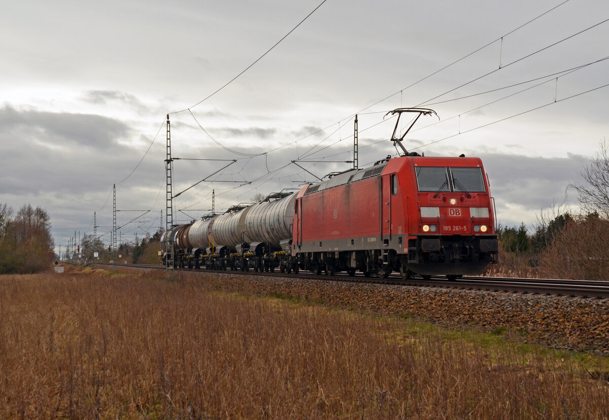 185 261 führte am 22.02.24 einen kurzen Kesselwagenzug durch Gräfenhainichen Richtung Wittenberg.